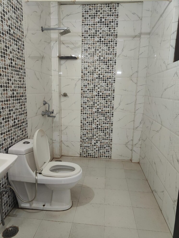 Bathroom, ardee-city 3 Bedroom 240 Sq.Mt. Builder Floor In Sector 52 Gurgaon 9092836