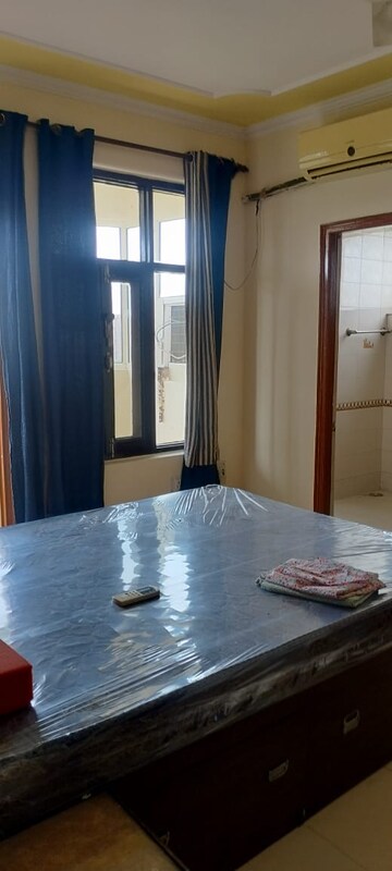 Room in 3 BHK Apartment at Park Royal Apartment, Sector 56 – for Rent