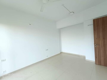 Room in 2 BHK Apartment at Kalpataru The Sunrise, Kolshet Road – for Rent