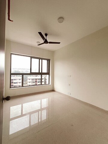 Room in 2 BHK Apartment at Kalpataru Paramount, Kapur Bawdi – for Rent