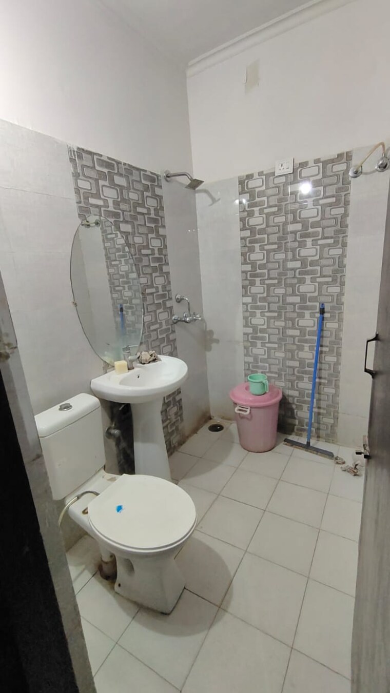 Bathroom, dhakoli 2 Bedroom 100 Sq.Yd. Apartment In Dhakoli Zirakpur 9092958