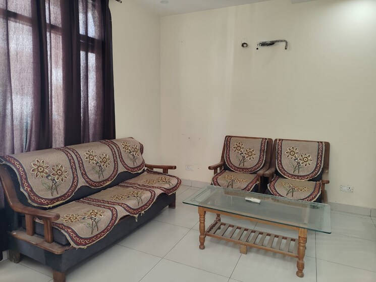 Living Room, kishanpura 2 Bedroom 100 Sq.Yd. Apartment In Kishanpura Zirakpur 9092959