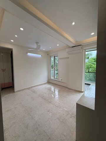 Room in 4 BHK Apartment at DLF Westend Heights, Sector 53 – for Sale