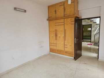 Room in 5 BHK Apartment at Gandhi Bazar – for Rent