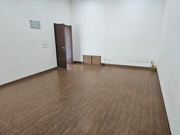 Room in 5 BHK Apartment at Gandhi Bazar – for Rent