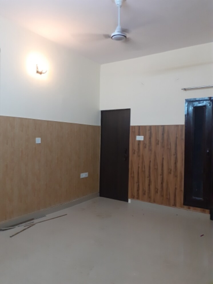 Room, sector 19 3.5 Bedroom 250 Sq.Yd. Independent House In Sector 19 Faridabad 9093059