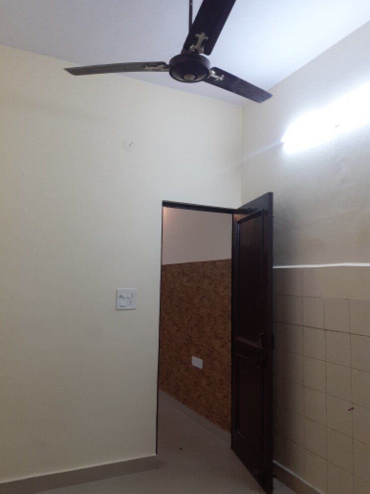 Room, sector 19 3.5 Bedroom 250 Sq.Yd. Independent House In Sector 19 Faridabad 9093059
