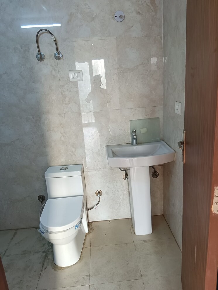 Bathroom, sector 1 2 Bedroom 995 Sq.Ft. Apartment In Sector 1 Noida 9093069