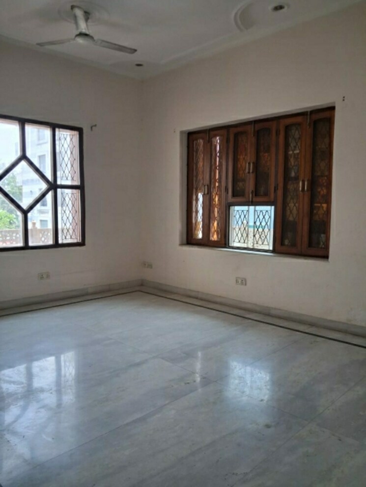 Room, sector 19 3.5 Bedroom 350 Sq.Yd. Builder Floor In Sector 19 Faridabad 9093071