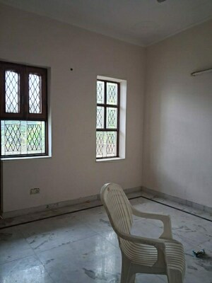 Room in 3.5 BHK Builder Floor at Sector 19 – for Rent