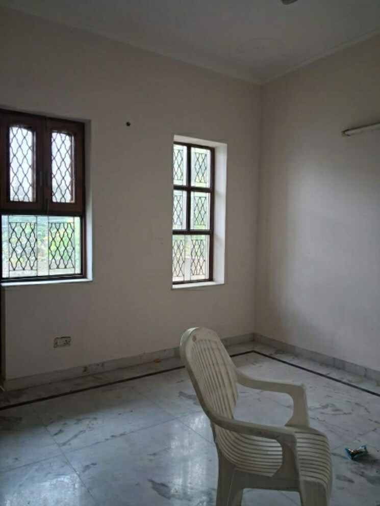 Room, sector 19 3.5 Bedroom 350 Sq.Yd. Builder Floor In Sector 19 Faridabad 9093071