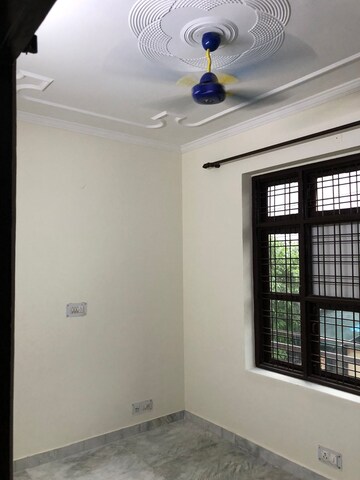 Room in 2 BHK Builder Floor at Sector 4 – for Rent
