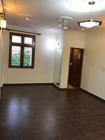 Room in 2 BHK Builder Floor at Sector 4 – for Rent