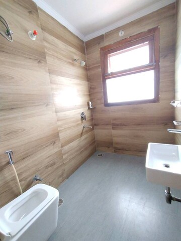 Room in 2 BHK Builder Floor at Sector 9a – for Rent