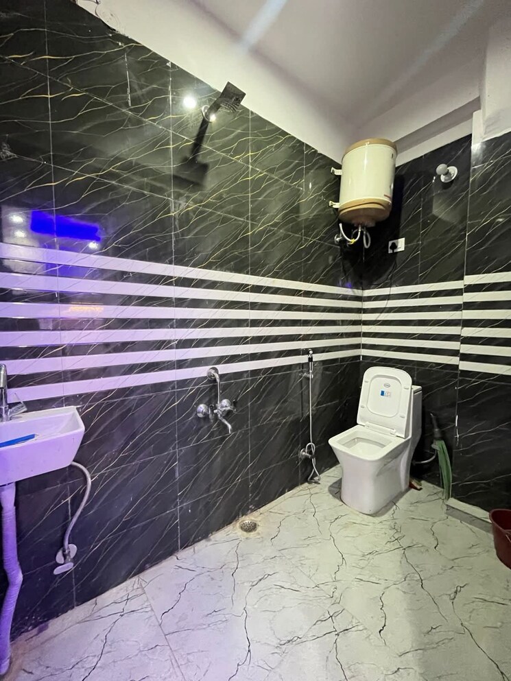 Bathroom, freedom fighters enclave 1 Bedroom 450 Sq.Ft. Builder Floor In Freedom Fighters Enclave Delhi 9093244