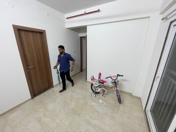 Room in 2 BHK Apartment at Shapoorji Pallonji BKC 28, Bandra East – for Rent
