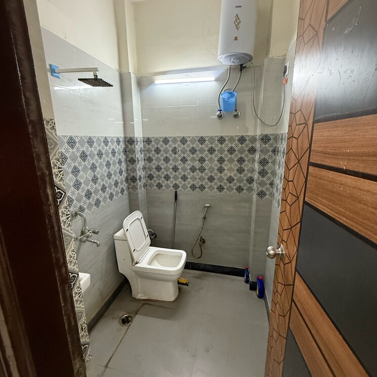 Bathroom, sector 63a 2.5 Bedroom 1300 Sq.Ft. Builder Floor In Sector 63a Noida 9093337