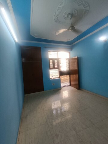 Room in 4 BHK Builder Floor at Sector 37 – for Rent