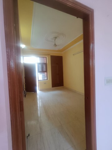 Room in 4 BHK Builder Floor at Sector 37 – for Rent