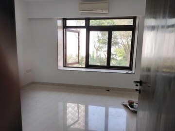 Room in 3 BHK Apartment at Turf Estate, Worli – for Sale