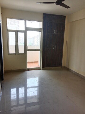 Room in 3 BHK Apartment at Ascent Savy Ville De, Raj Nagar Extension – for Rent
