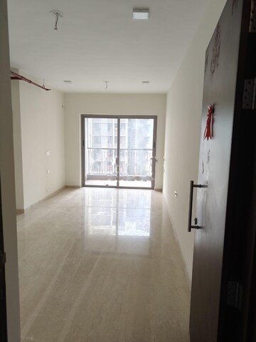 Room in 2 BHK Apartment at Kalpataru Paramount, Kapur Bawdi – for Rent