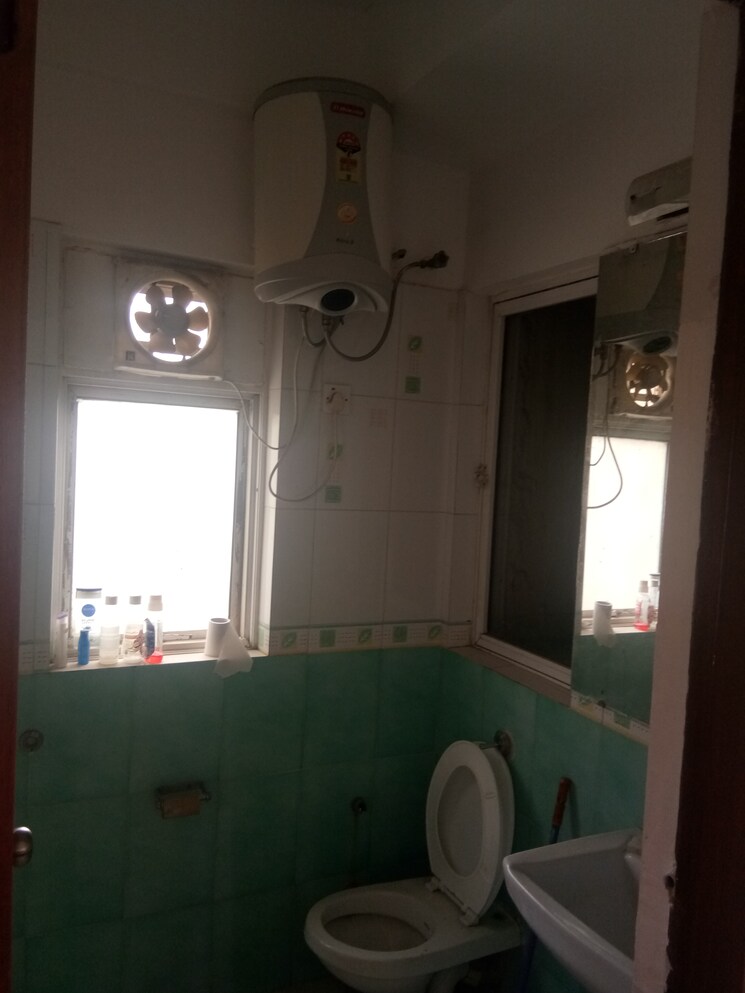 Bathroom, dlf-regency-park-i 2 Bedroom 1100 Sq.Ft. Apartment In Dlf Phase iv Gurgaon 9093495