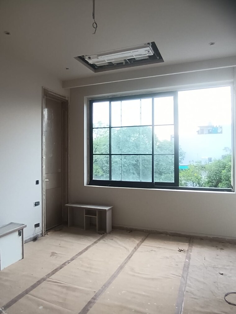 Room, defence colony 3 Bedroom 325 Sq.Yd. Builder Floor In Defence Colony Delhi 9093565