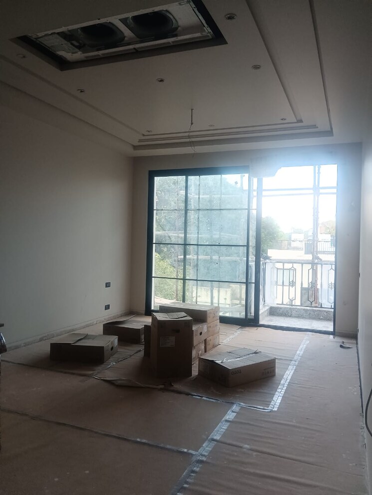 Living Room, defence colony 3 Bedroom 325 Sq.Yd. Builder Floor In Defence Colony Delhi 9093565