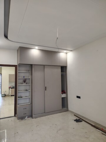 Room in 6 BHK Builder Floor at Dhakoli – for Sale