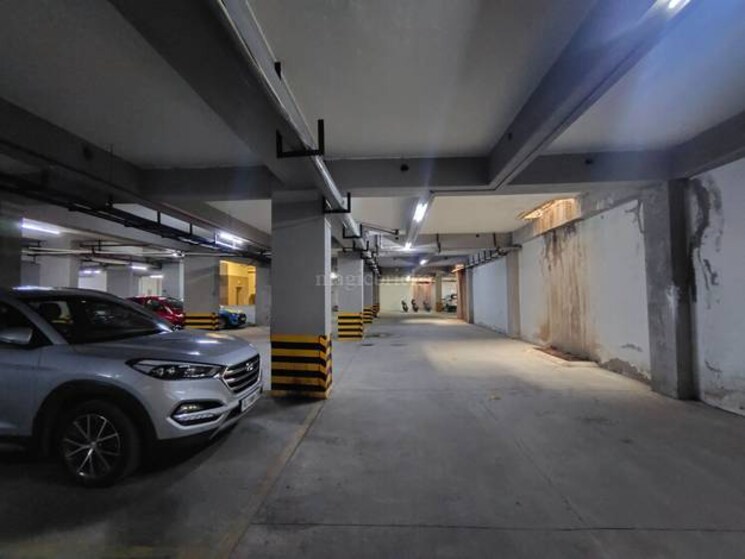  Parking, krish-one-world-capital Commercial Office Space 2400 Sq.Ft. In Bodakdev Ahmedabad 9093665