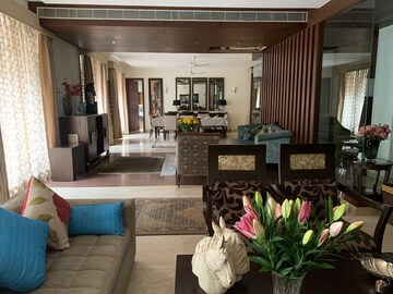 Parking in 6 BHK Builder Floor at Panchsheel Park – for Rent
