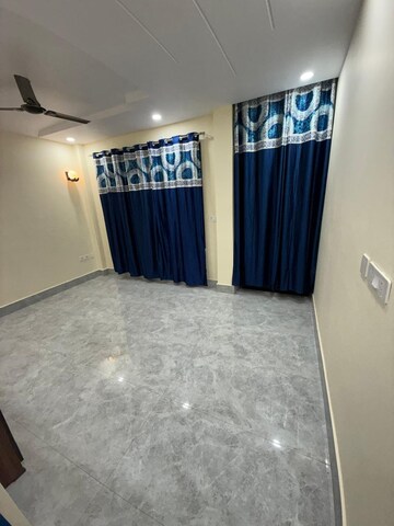 Room in 2 BHK Apartment at Omicron Ii Greater Noida – for Rent