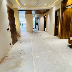 Room in 4 BHK Builder Floor at Hong Kong Bazaar, Sector 56 – for Sale