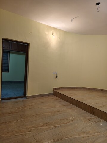 Room in 2 BHK Builder Floor at Halasuru – for Rent