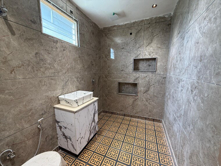 Bathroom, green fields colony 3 Bedroom 200 Sq.Yd. Builder Floor In Green Fields Colony Faridabad 9093914