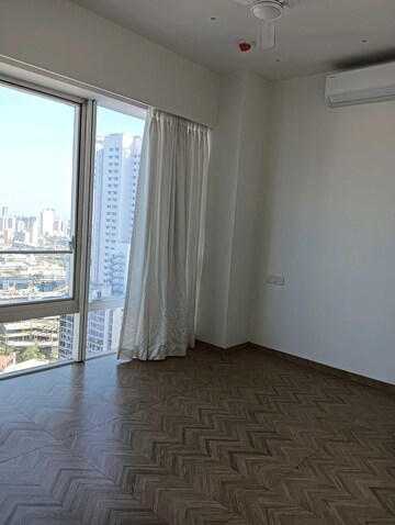 Room in 3 BHK Apartment at Indiabulls Blu, Worli – for Sale
