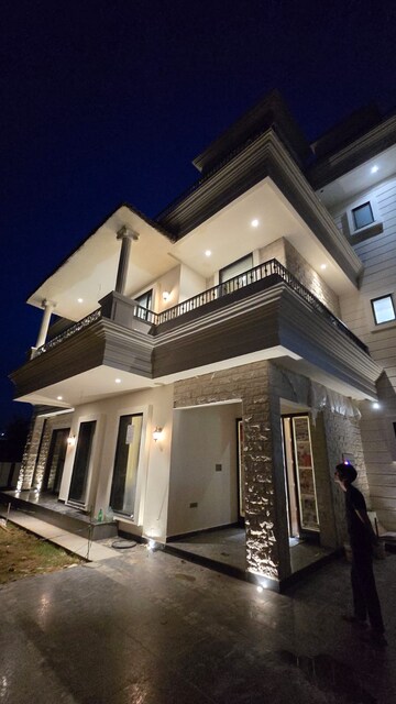 6 BHK Villa – Exterior View View at Sector 70 - for Sale