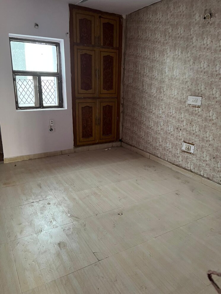 Room, rwa-apartments-sector-27 1.5 Bedroom 750 Sq.Ft. Independent House In Sector 27 Noida 9093987