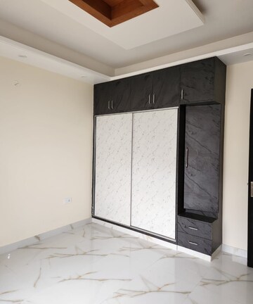 Room in 3 BHK Builder Floor at Sector 9 – for Rent