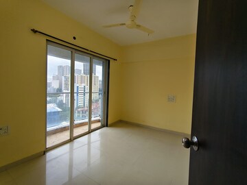 Room in 2 BHK Apartment at Lotus Lotus Link Square, Malad West – for Rent