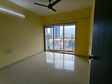 Room in 2 BHK Apartment at Lotus Lotus Link Square, Malad West – for Rent
