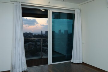 Room in 3 BHK Apartment at Raheja Atlantis, Lower Parel – for Rent