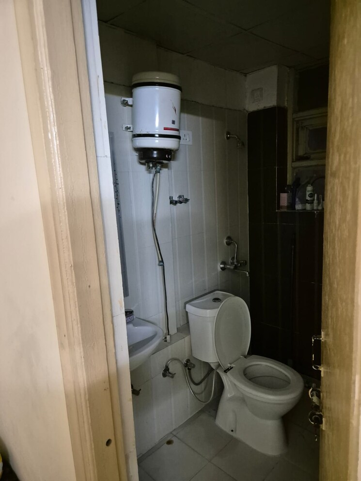 Bathroom, omaxe-royal-residency-faridabad 3 Bedroom 1925 Sq.Ft. Apartment In Sector 79 Faridabad 9094084