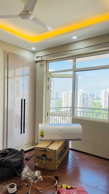 Team Area in 2 BHK Apartment at Suncity Avenue 76, Sector 76 – for Rent
