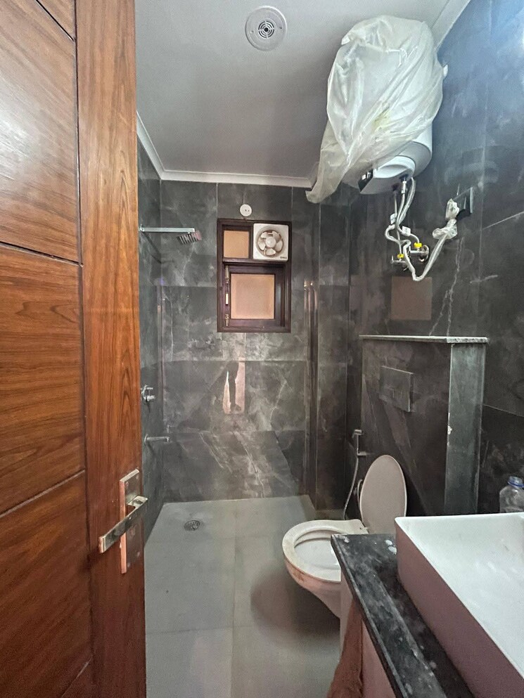 undefined, freedom fighters enclave 3 Bedroom 1800 Sq.Ft. Builder Floor In Freedom Fighters Enclave Delhi 9094168