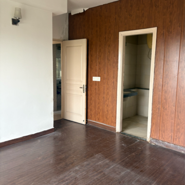 Room in 3 BHK Apartment at BPTP The Resort, Mortzapur – for Rent