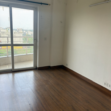 Room in 3 BHK Apartment at BPTP The Resort, Mortzapur – for Rent