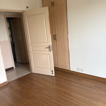 Room in 3 BHK Apartment at BPTP The Resort, Mortzapur – for Rent