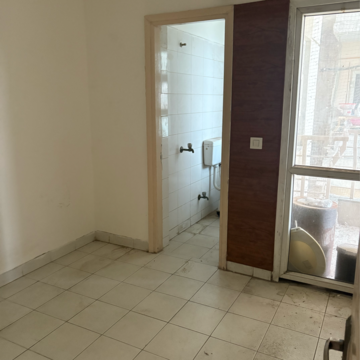 Room in 3 BHK Apartment at BPTP The Resort, Mortzapur – for Rent
